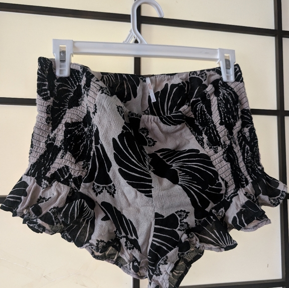 Super cute FP ruffle shorts/bloomers - Picture 3 of 7